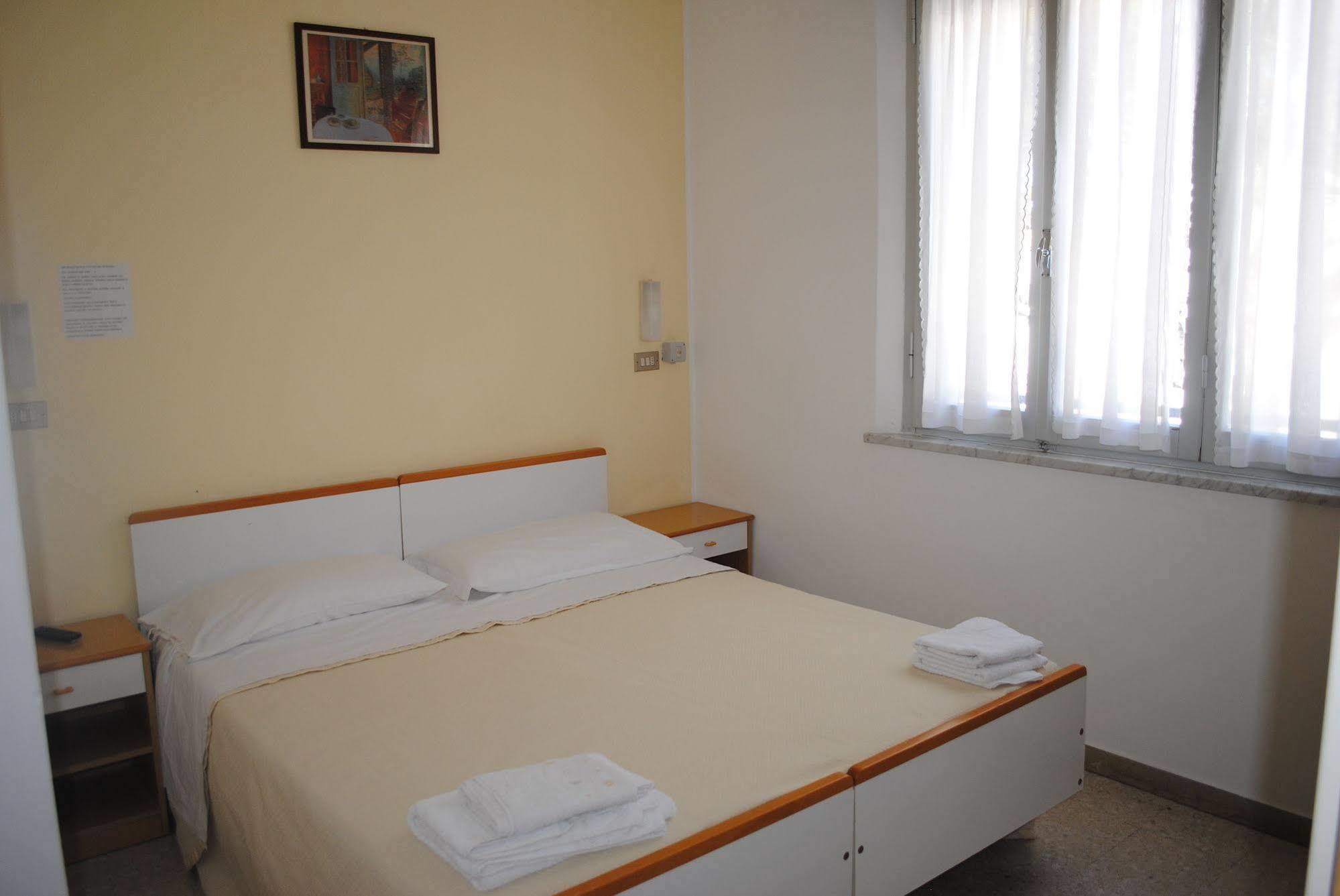 Hotel Pigalle Rimini Exteriör bild